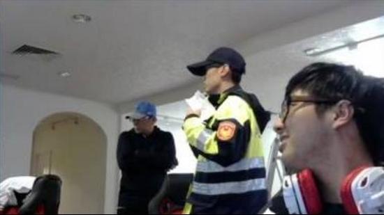LOL職業(yè)選手深夜直播太吵 惹怒鄰居報警調(diào)節(jié)